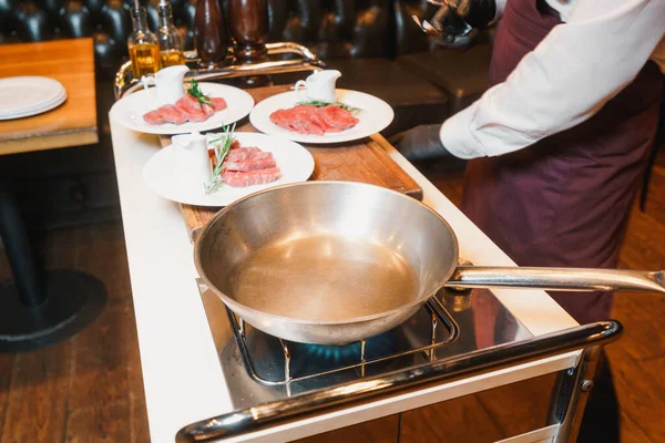 Chef klaar om te koken in het bijzijn van bezoekers — Stockfoto