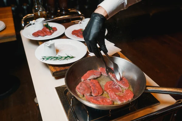 Chef retournant des steaks de bœuf de filet de friture — Photo