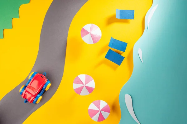 Auto giocattolo guida su una strada lungo la linea di spiaggia — Foto Stock