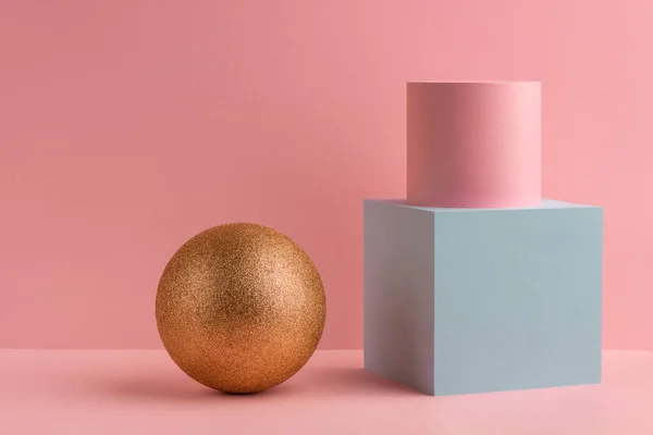 Bola de glitter dourada, cubo teal e caixa redonda rosa no fundo rosa — Fotografia de Stock