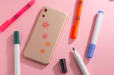 Bej telefon kılıfına çizilmiş güzel çiçek sanatı