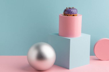 İlginç şekilli güzel menekşe kremalı pasta.