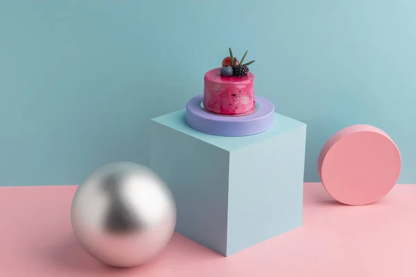 Belo bolo de mousse rosa decorado com bagas e alecrim — Fotografia de Stock