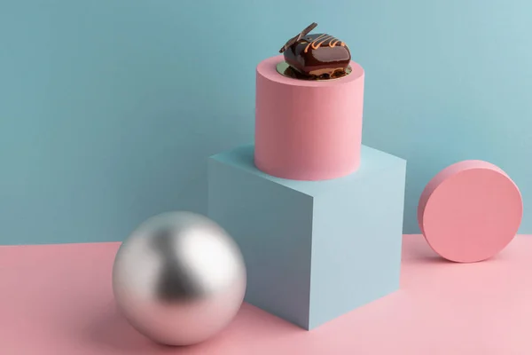 Bolo de mousse de chocolate entre bola, cubo e cilindro — Fotografia de Stock