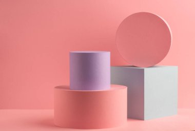Pembe arkaplanda kağıt silindirler ve küp