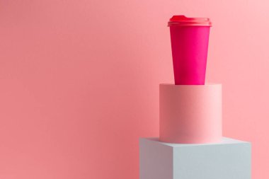 Pembe arka planda fotokopi alanı olan parlak kahve fincanı