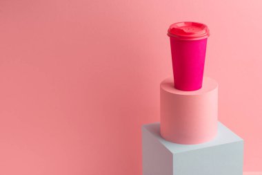 Pembe arka planda fotokopi alanı olan parlak kahve fincanı