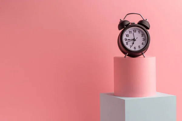 Reloj despertador negro sobre fondo rosa con espacio para copiar —  Fotos de Stock