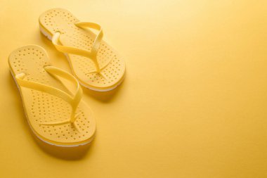 Sarı arka planda parmak arası terlik