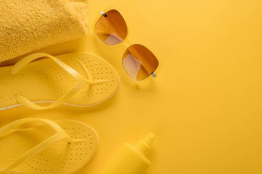 Havlu, sandalet, güneş gözlüğü, güneş kremi.