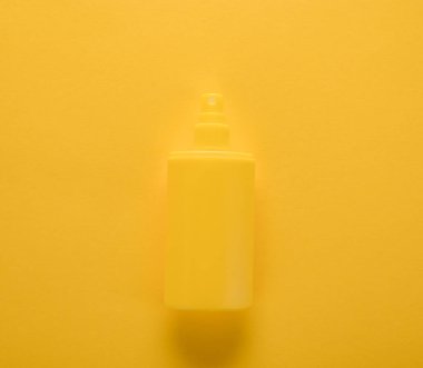 Sarı arkaplanda güneş kremi.