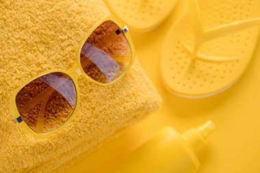 Şık sarı güneş gözlüğü reklamı