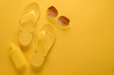 Güneş kremi, güneş gözlüğü, parmak arası terlikler.