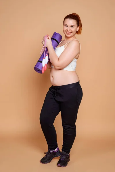 Mulher corpulenta tendo aulas de fitness para fazer seu corpo em forma — Fotografia de Stock