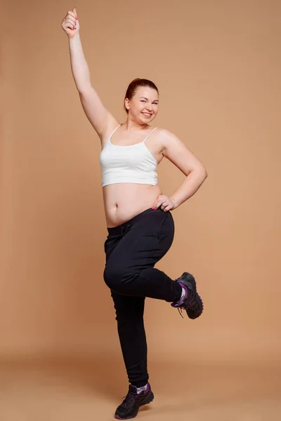 Mulher alegre fazendo exercícios de alongamento para perda de peso — Fotografia de Stock