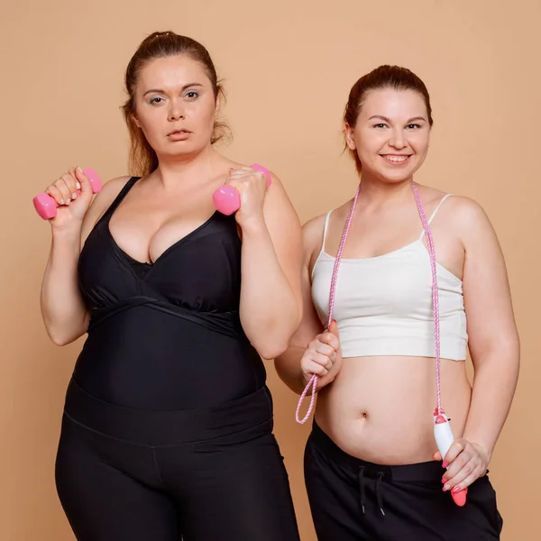 Mulheres com excesso de peso num ginásio. Amigos se uniram para perder peso e ficar em forma — Fotografia de Stock