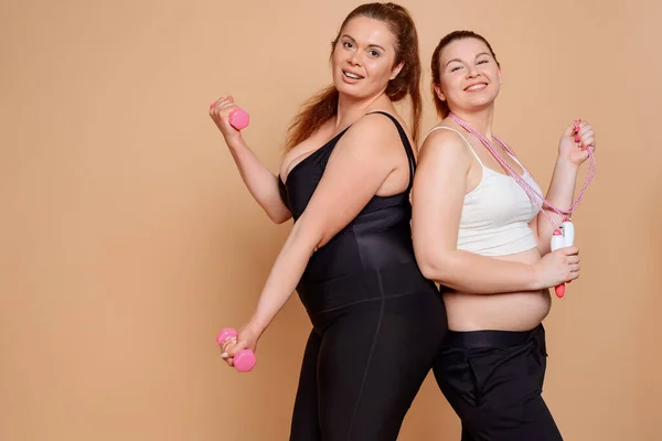 Übergewichtige Frauen auf beigem Hintergrund mit Kopierraum — Stockfoto