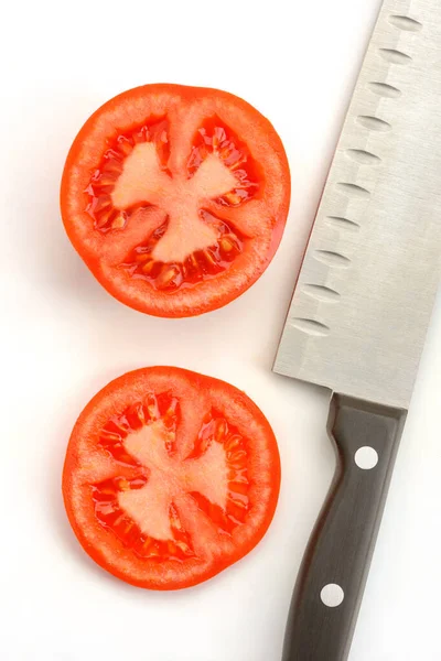 Tomatenscheiben und ein Santoku-Messer auf weißem Hintergrund — Stockfoto