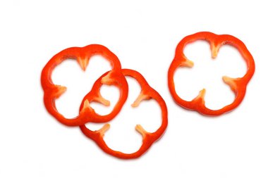 Beyaz arka planda güzel kırmızı çan biberi halkaları