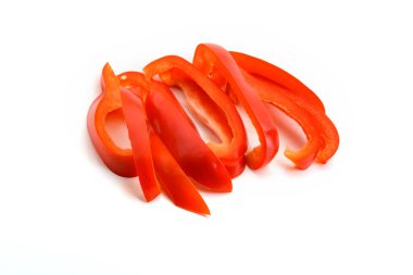 Beyaz arka planda kırmızı dolma biber yığını