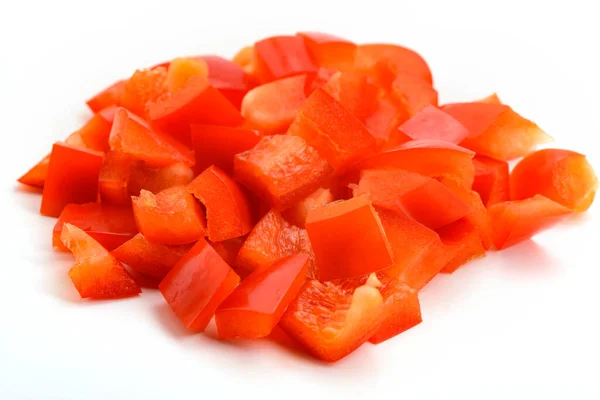 Haufen gewürfelter roter Paprika auf weißem Hintergrund — Stockfoto