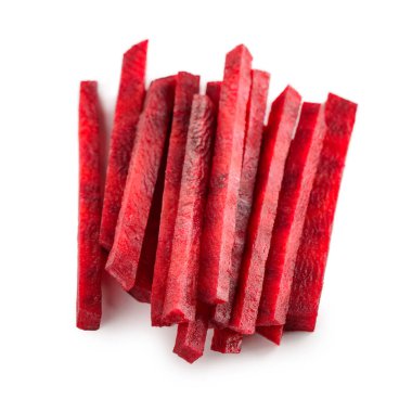 Beyaz arka planda izole edilmiş taze pancar kökü çubukları