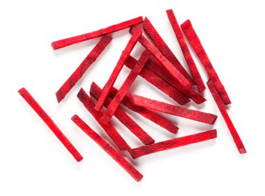 Beyaz arka planda izole edilmiş taze pancar kökü çubukları