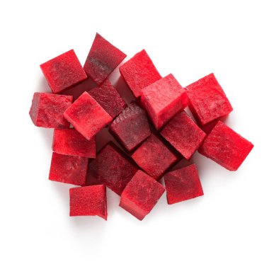 Pancar kökü beyaz arkaplanda küp şeklinde doğranır