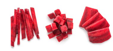 Beyaz arka planda dilimlenmiş ve doğranmış pancar kökü