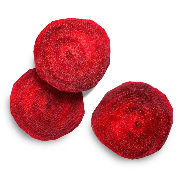 Beyaz arkaplanda birkaç pancar çemberi dilimi