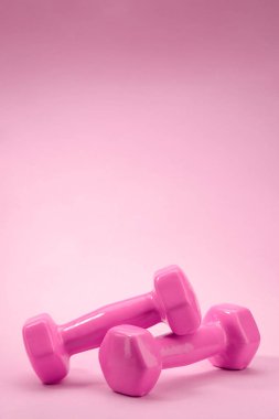 Pembe arkaplanda dambıllar kopyalama alanı ile