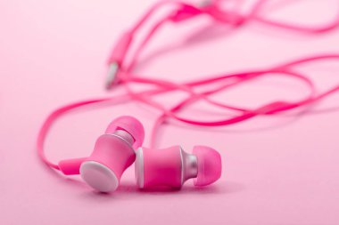 Pembe arka planda kulaklık, seçici odaklanma