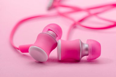 Pembe arka planda kulaklık, seçici odaklanma