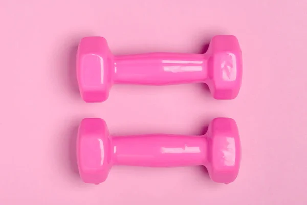 粉色哑铃的顶部视图。健身设备 — 图库照片