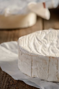 Ahşap masada Camembert krem peynirinin yakın görüntüsü