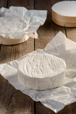 Kırsal ahşap bir masada peynirli camembert çarkı.