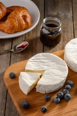Brie peyniri, yabanmersini, reçel ve kruvasan.