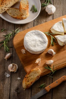 Camembert peyniri, sarımsak, biberiye ve ekmek.