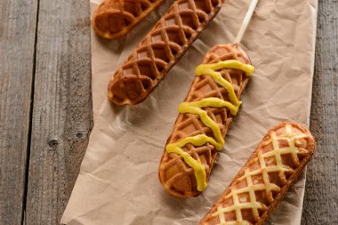 Kraft ambalaj kağıdında mısırlı sosis.