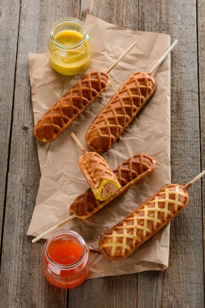 Mais, Senf und Ketchup auf Kraftverpackungspapier — Stockfoto