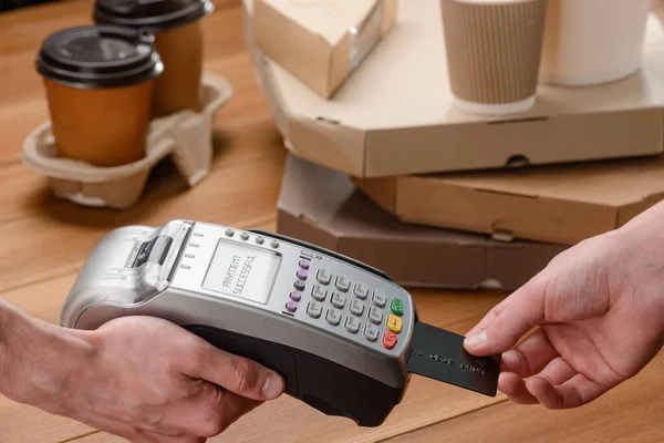Klient wkłada kartę kredytową do zapłaty — Zdjęcie stockowe