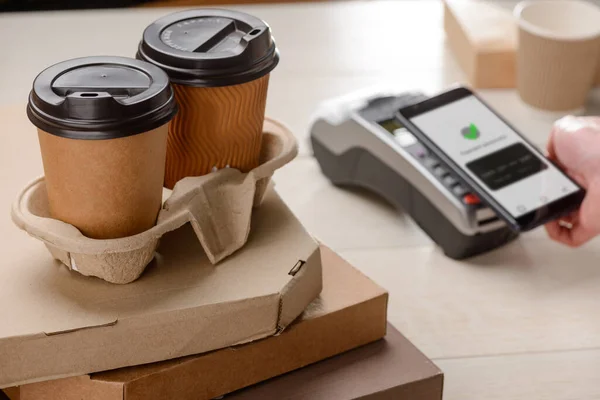 Deux tasses à café et des boîtes de pizza — Photo