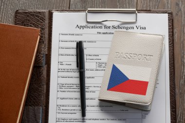 Başvuru formu, kalem ve Çek pasaportu.