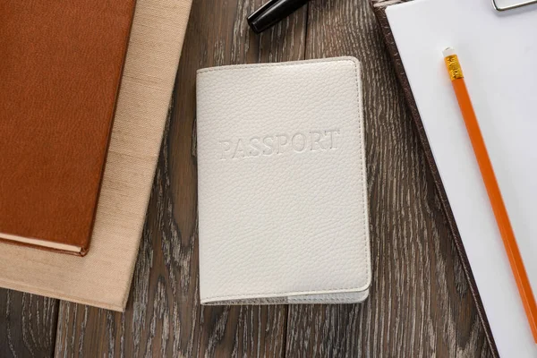 Passaporto, penna e documenti su tavolo in legno — Foto Stock