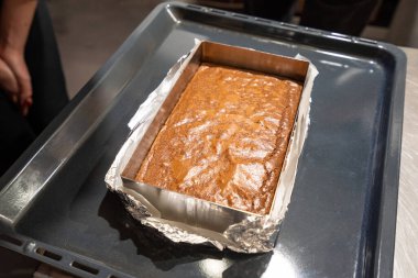 Folyolu bir tavada taze pişmiş brownie.