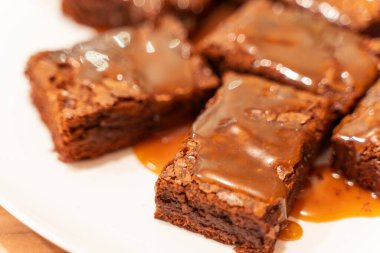 Tuzlu karamel soslu browni parçalarına yakından bak.