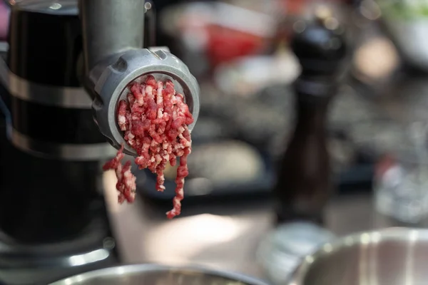 Carnea de vită tocată iese dintr-un măcinător — Fotografie, imagine de stoc