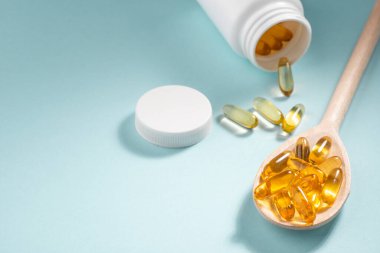 Morina yağı kapsülleri bir kaşık ve bir şişe