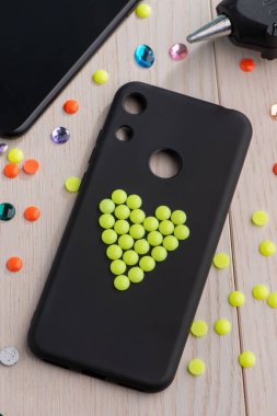 Siyah kutuda sarı kalp şeklinde boncuk sanatı