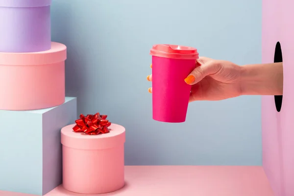 Рука тримає рожеву паперову чашку глінтвейну — стокове фото
